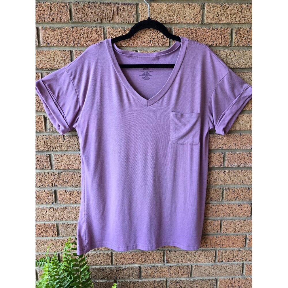 Desert rose V-Neck Pocket Women's Tee - Classic Everyday Top 🩷
